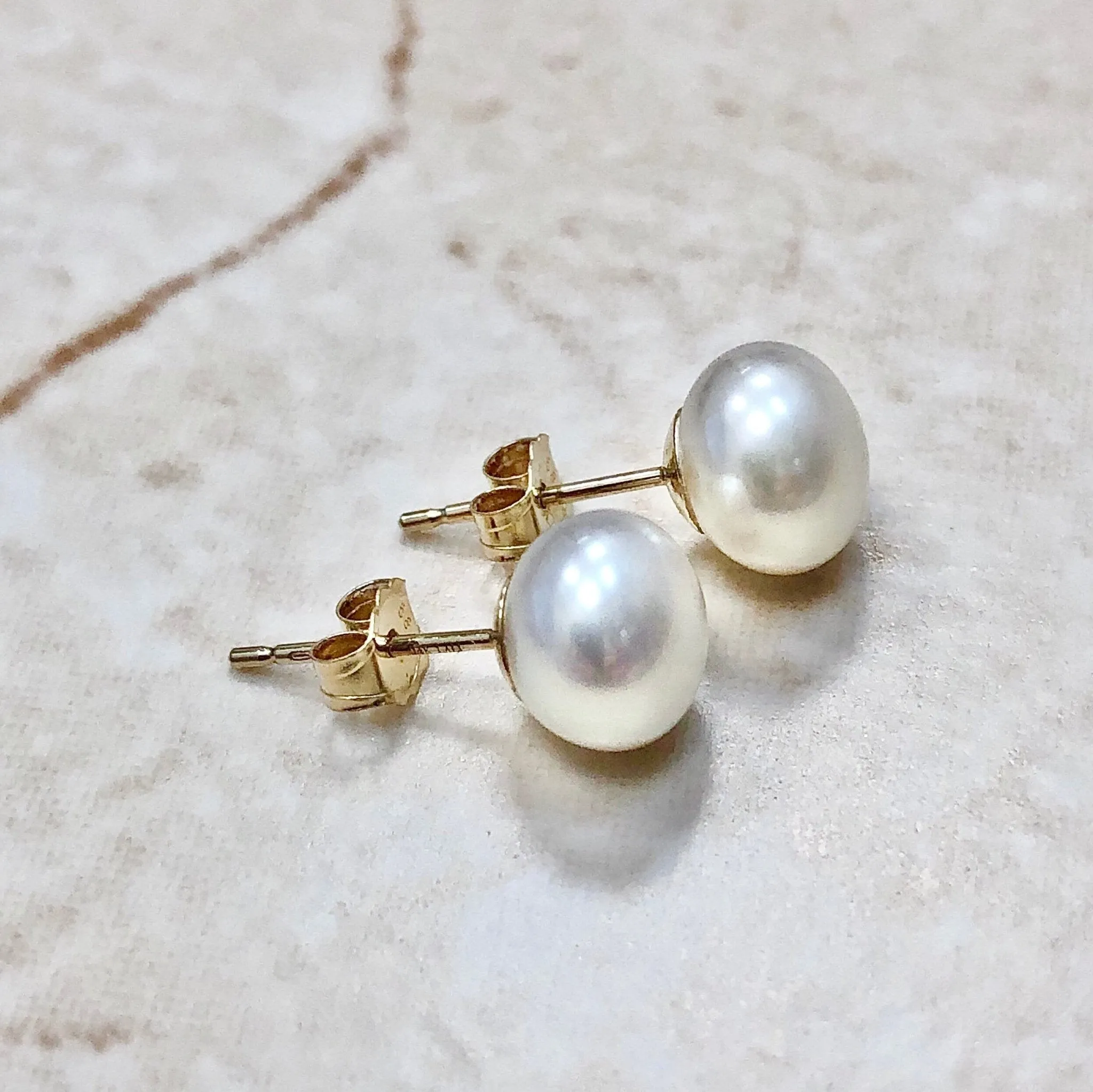 14 Karat Yellow Gold Round White Pearl Stud Earrings