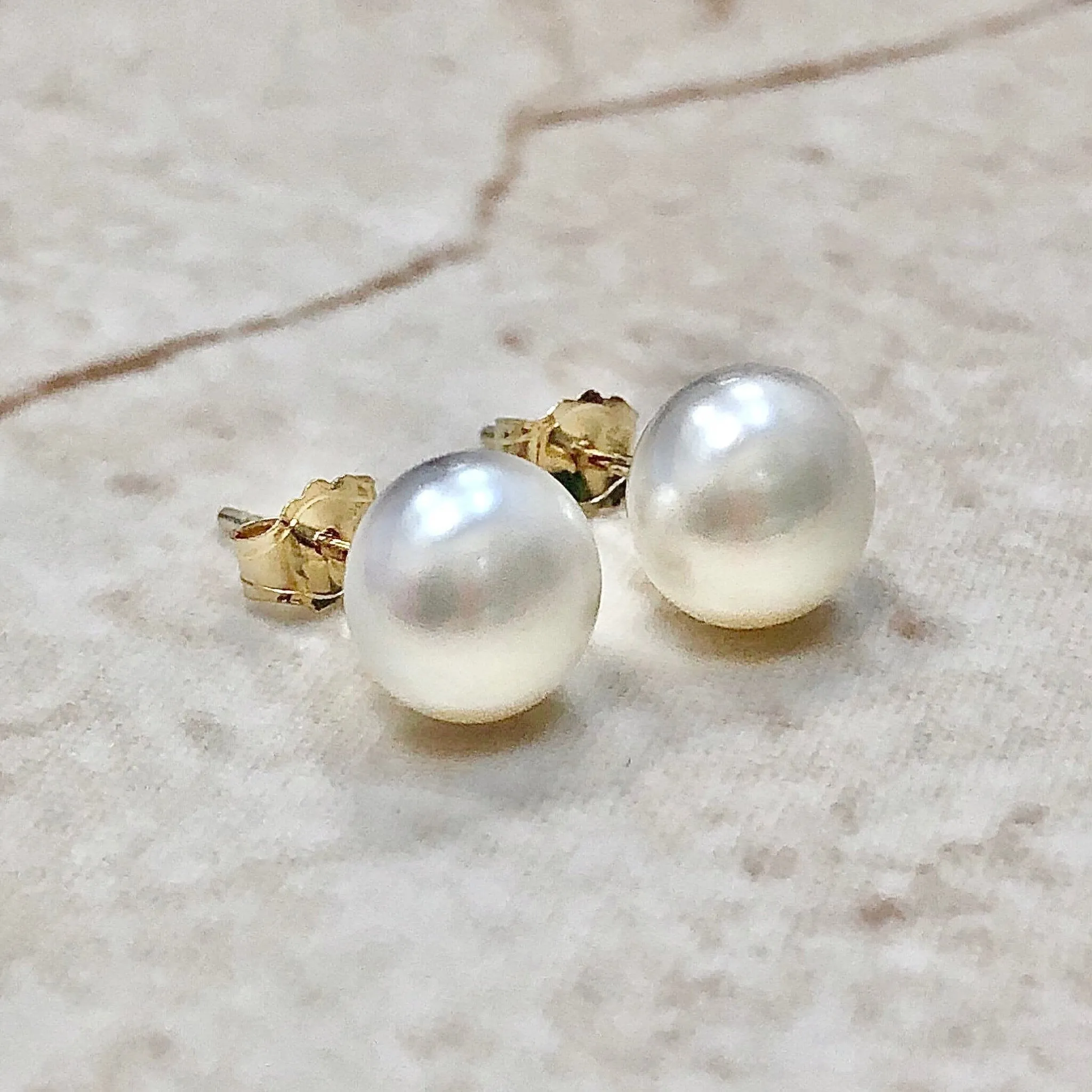 14 Karat Yellow Gold Round White Pearl Stud Earrings