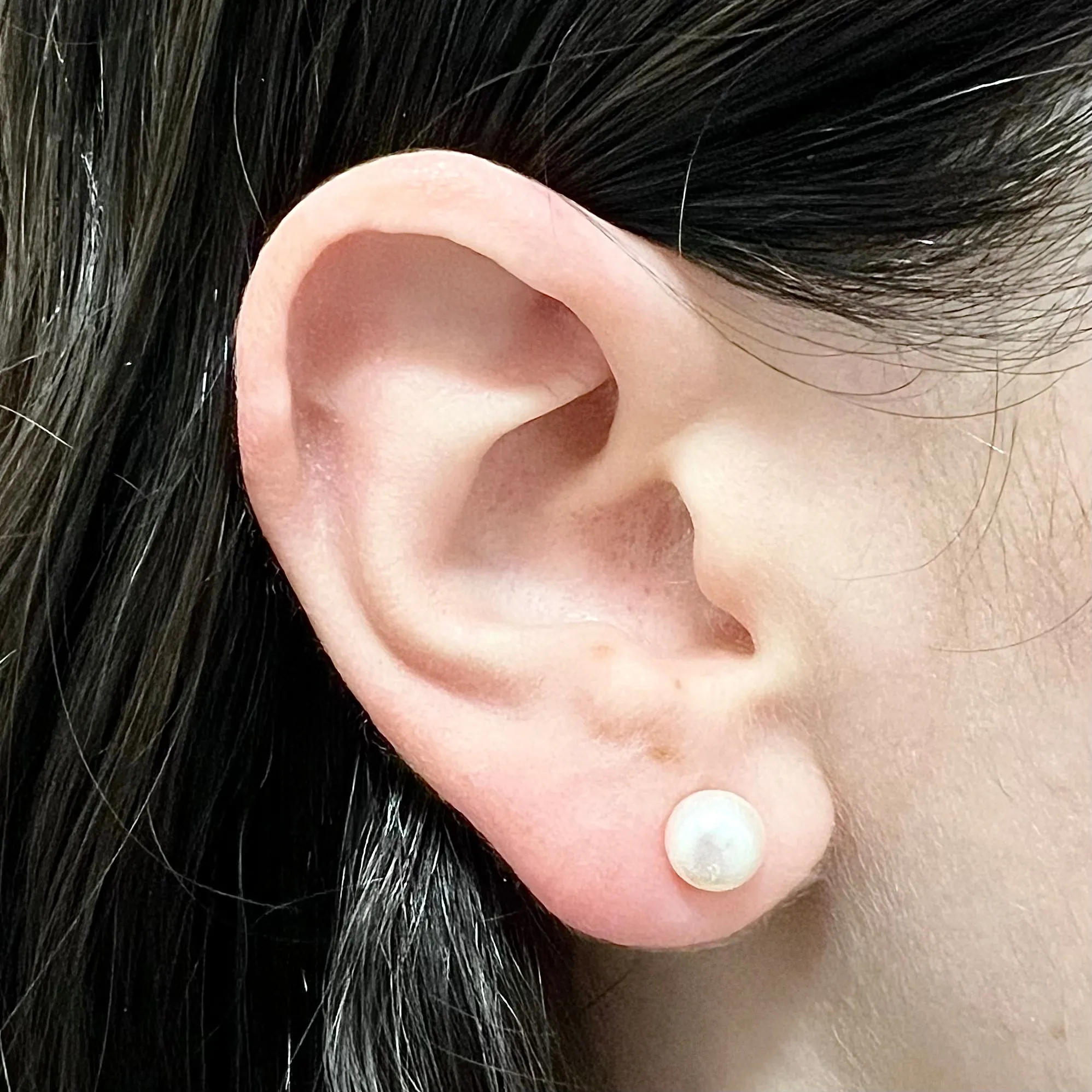 14 Karat Yellow Gold Round White Pearl Stud Earrings