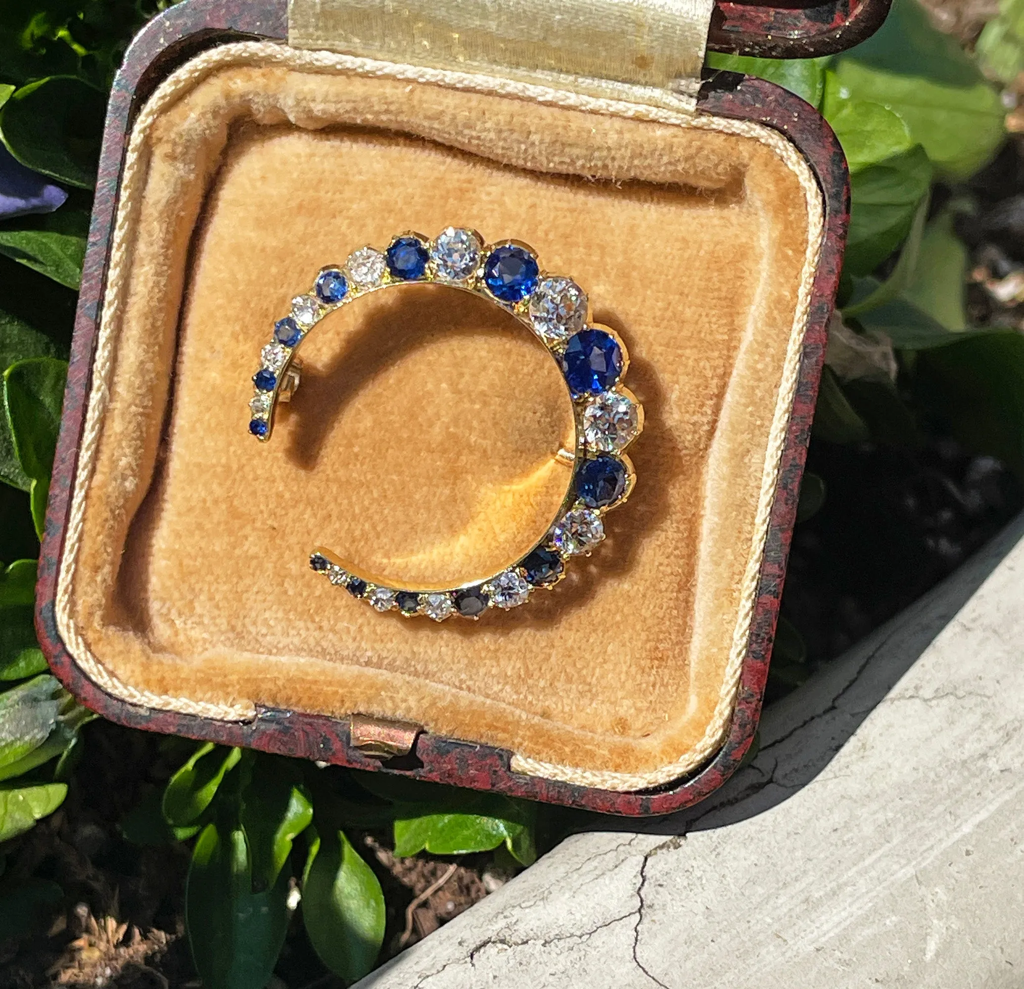 1900s Edwardian English GIA 3.0ctw Royal Blue Unheated Sapphires & Old Cut Diamonds Crescent Moon 14K Yellow Gold Brooch Pin