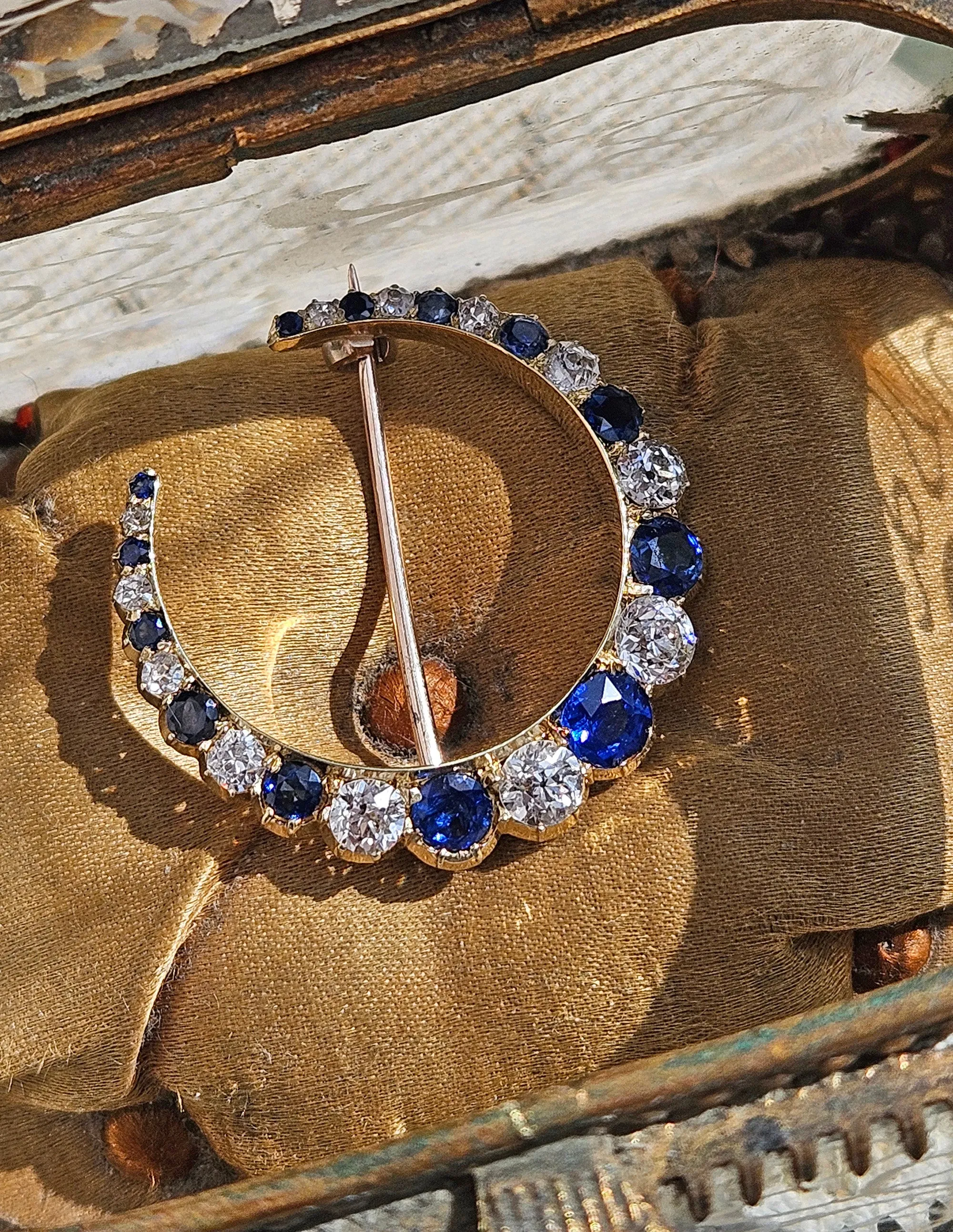 1900s Edwardian English GIA 3.0ctw Royal Blue Unheated Sapphires & Old Cut Diamonds Crescent Moon 14K Yellow Gold Brooch Pin