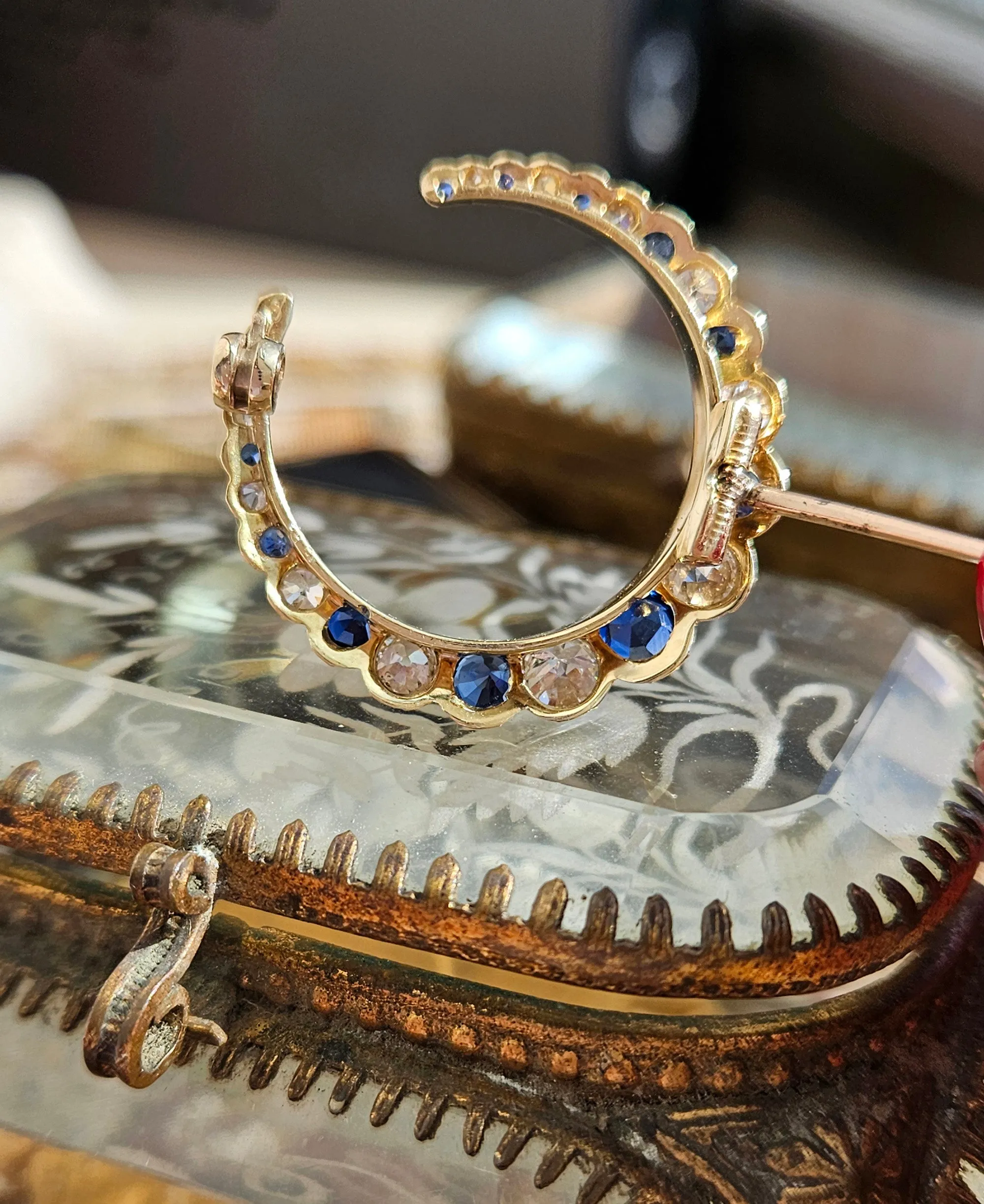 1900s Edwardian English GIA 3.0ctw Royal Blue Unheated Sapphires & Old Cut Diamonds Crescent Moon 14K Yellow Gold Brooch Pin