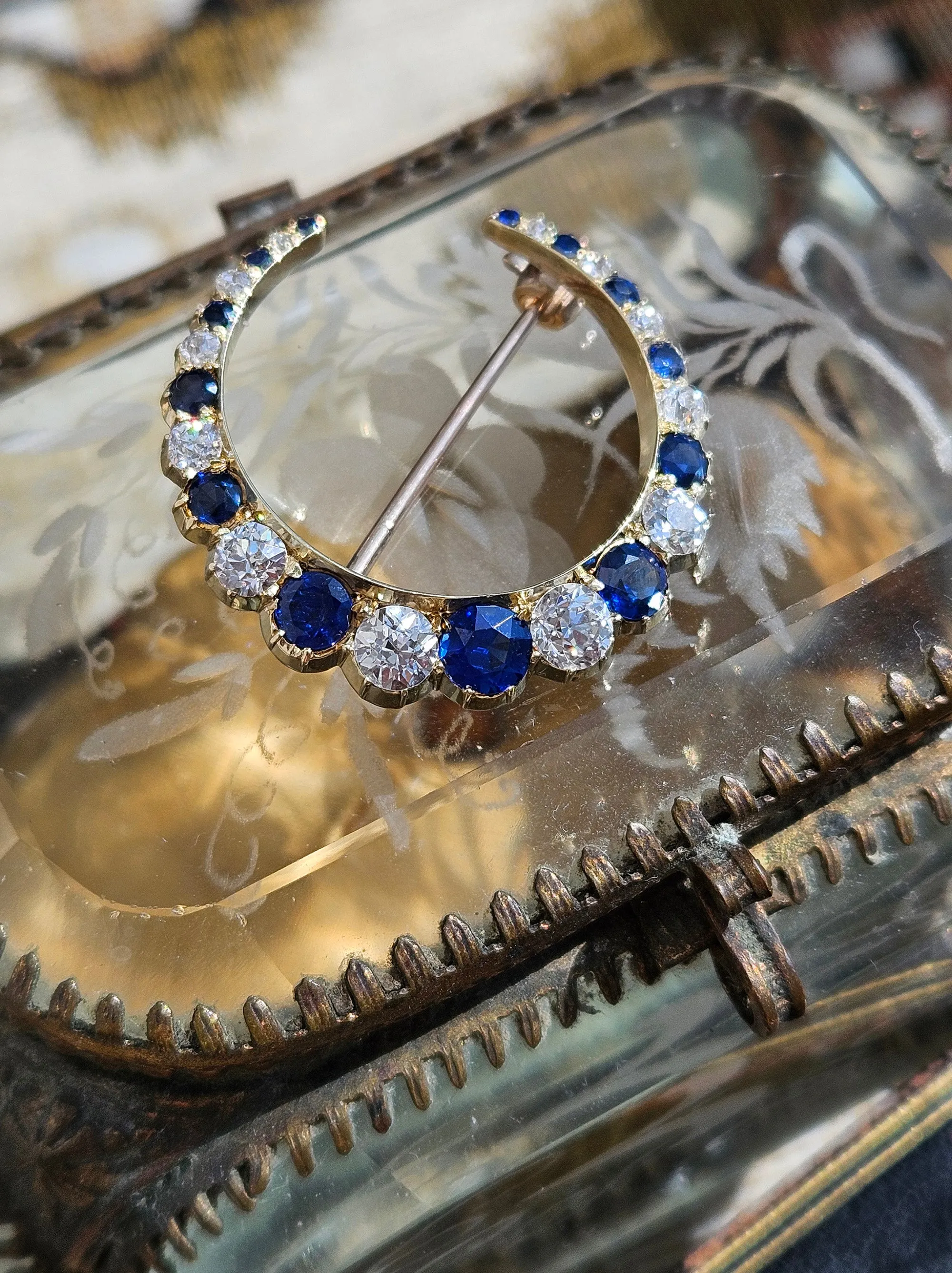 1900s Edwardian English GIA 3.0ctw Royal Blue Unheated Sapphires & Old Cut Diamonds Crescent Moon 14K Yellow Gold Brooch Pin