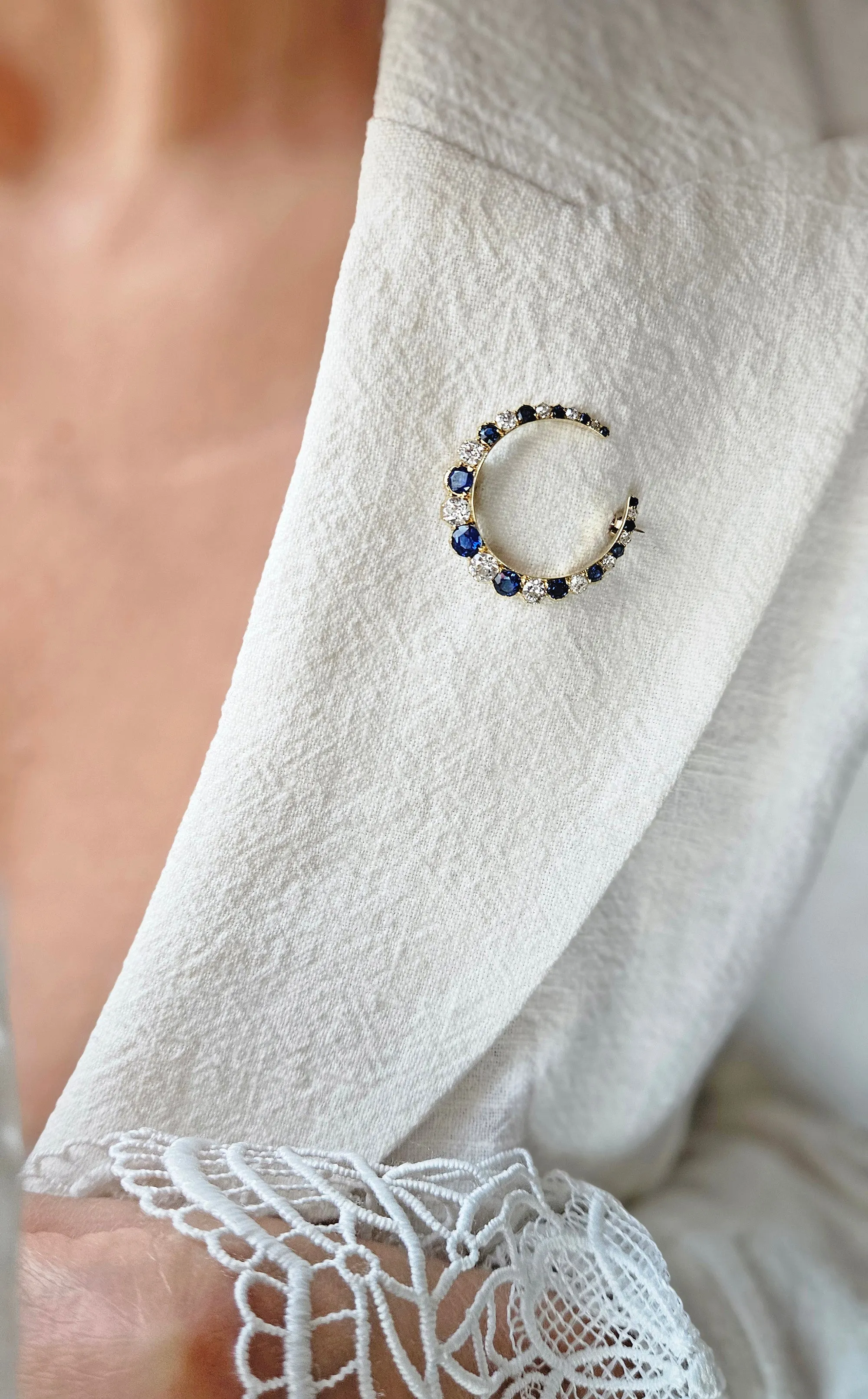 1900s Edwardian English GIA 3.0ctw Royal Blue Unheated Sapphires & Old Cut Diamonds Crescent Moon 14K Yellow Gold Brooch Pin