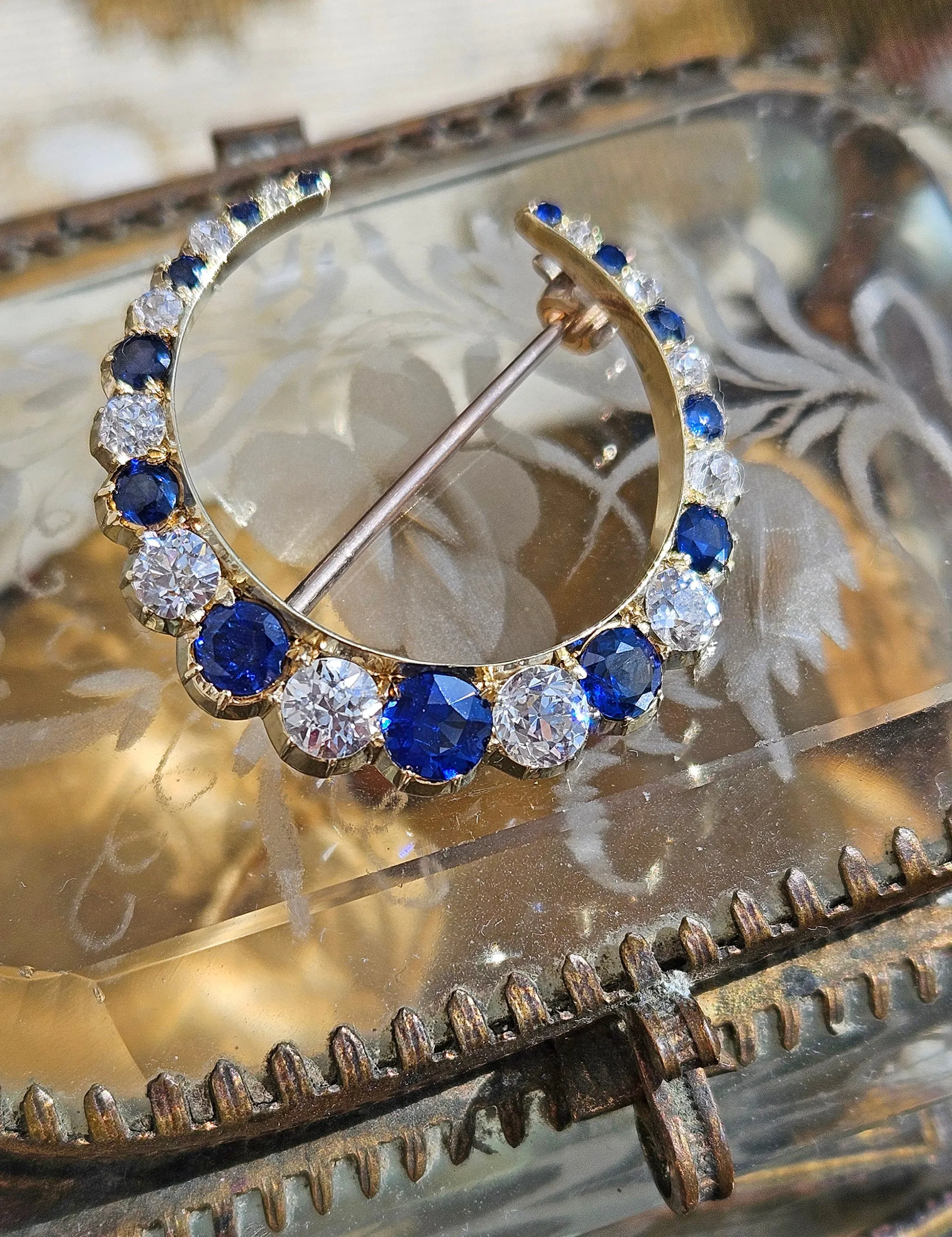1900s Edwardian English GIA 3.0ctw Royal Blue Unheated Sapphires & Old Cut Diamonds Crescent Moon 14K Yellow Gold Brooch Pin