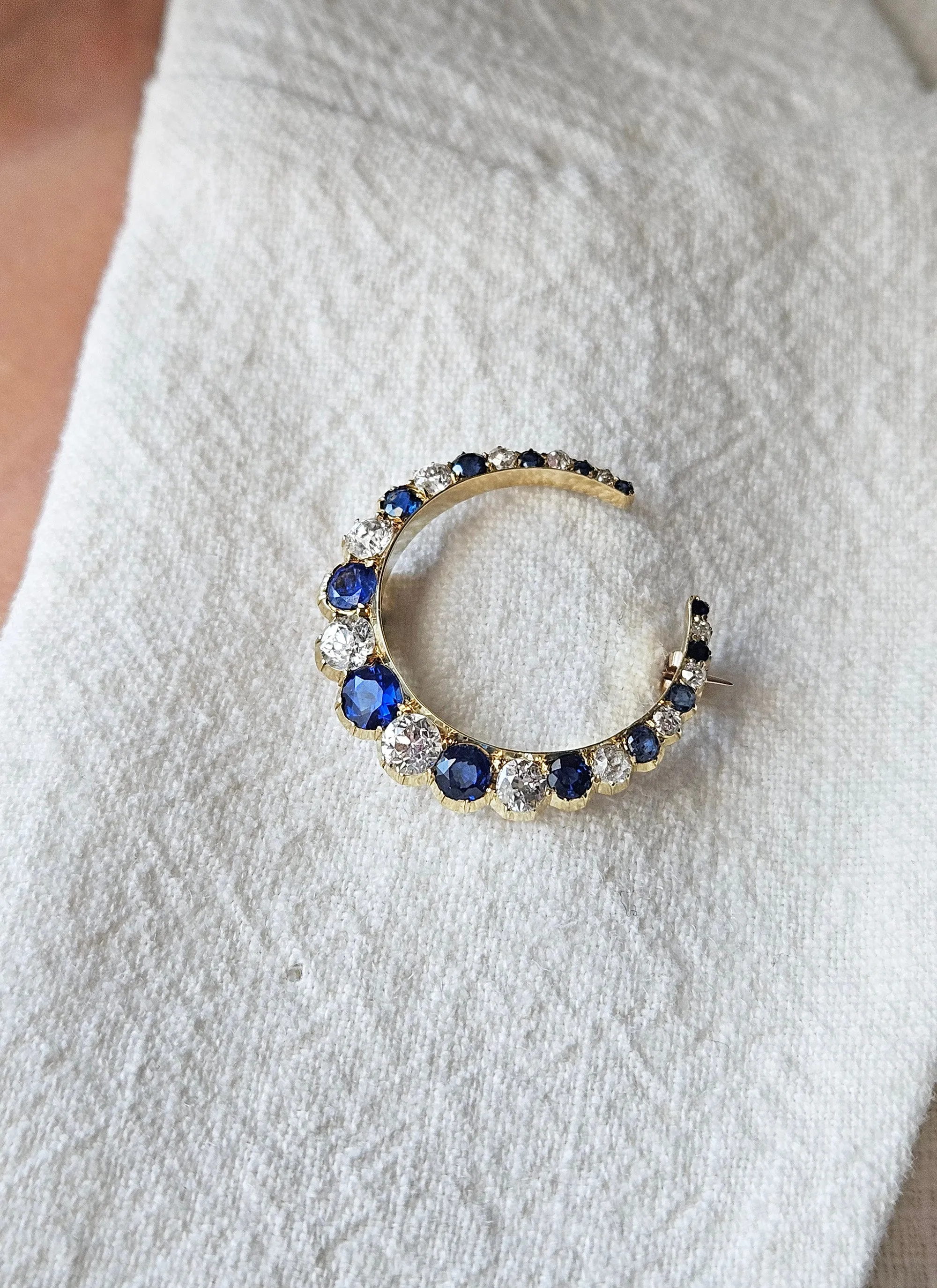 1900s Edwardian English GIA 3.0ctw Royal Blue Unheated Sapphires & Old Cut Diamonds Crescent Moon 14K Yellow Gold Brooch Pin