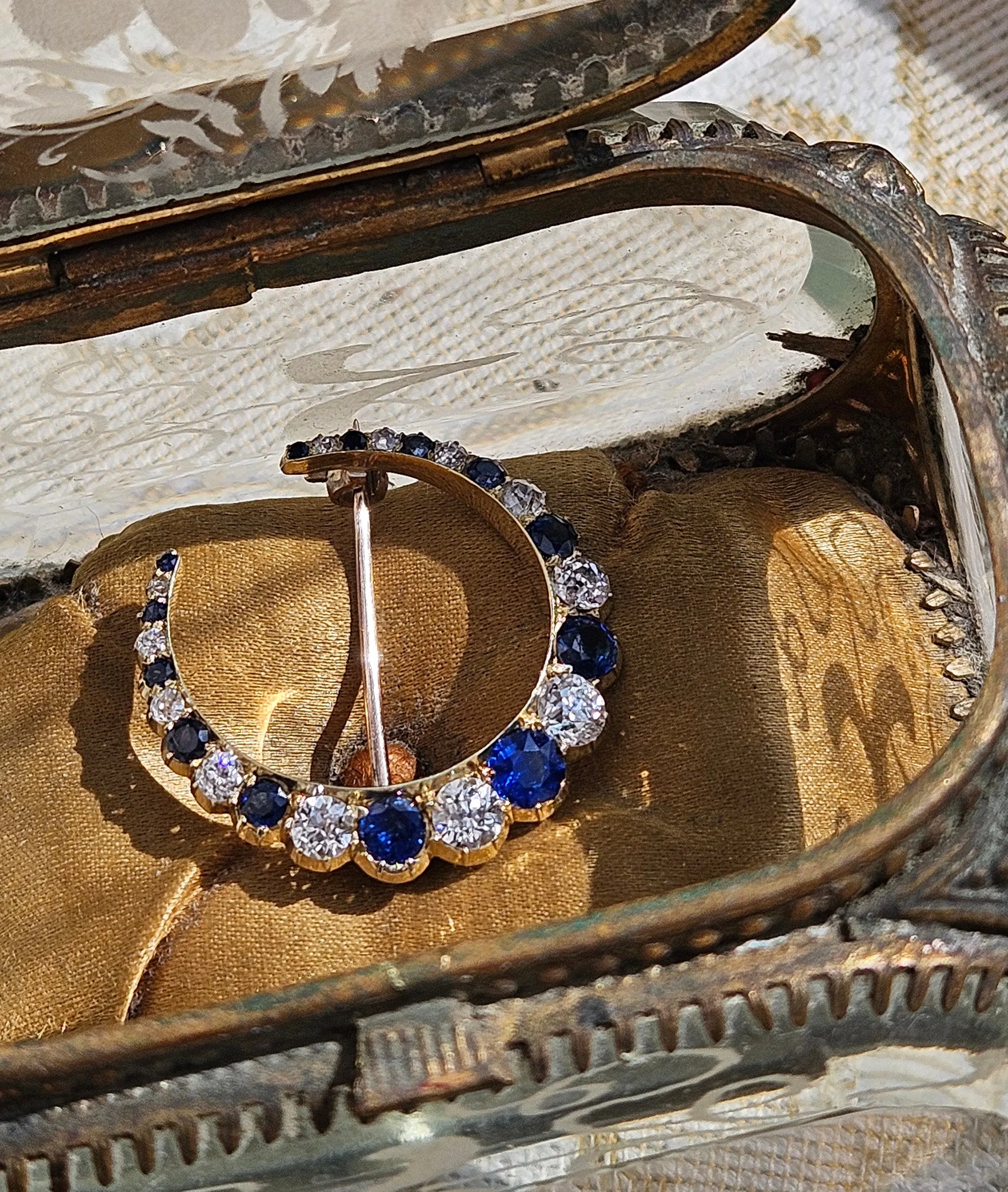 1900s Edwardian English GIA 3.0ctw Royal Blue Unheated Sapphires & Old Cut Diamonds Crescent Moon 14K Yellow Gold Brooch Pin