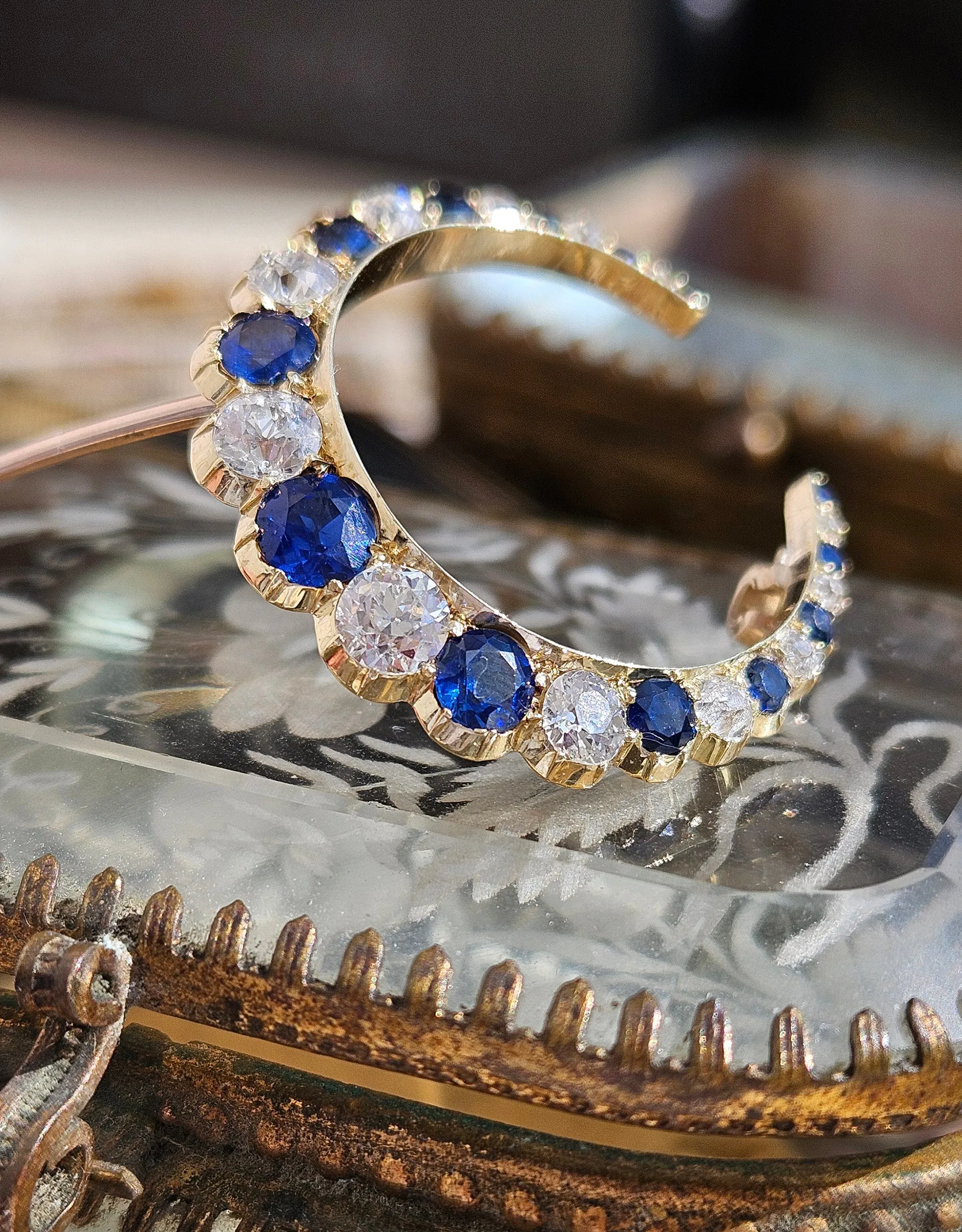 1900s Edwardian English GIA 3.0ctw Royal Blue Unheated Sapphires & Old Cut Diamonds Crescent Moon 14K Yellow Gold Brooch Pin