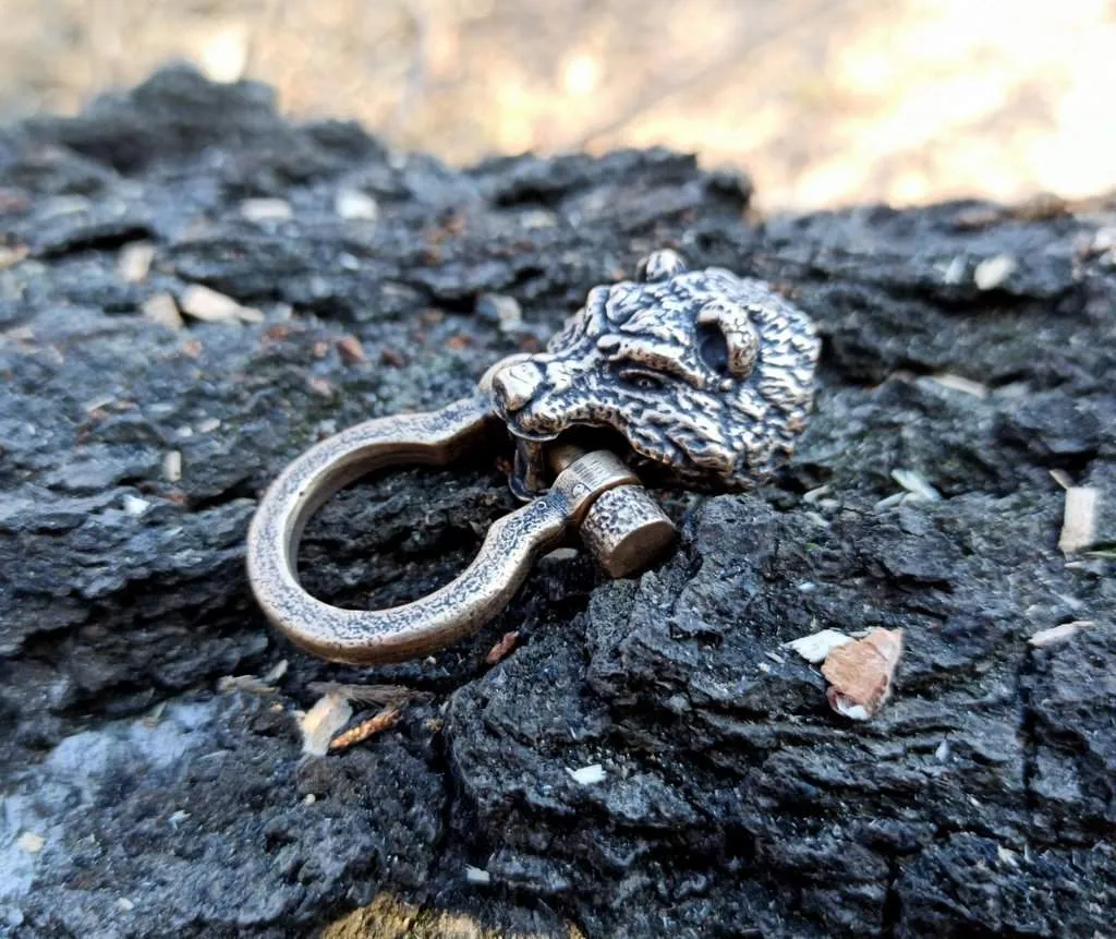 Bear head shackle clasp for paracord bracelet