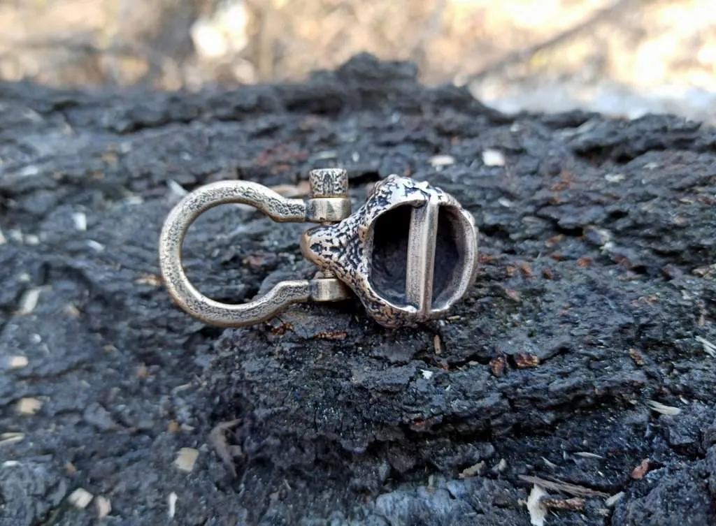 Bear head shackle clasp for paracord bracelet