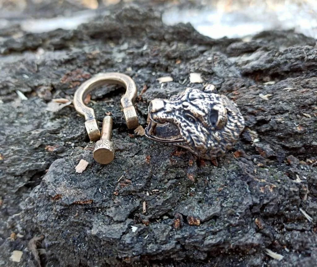 Bear head shackle clasp for paracord bracelet