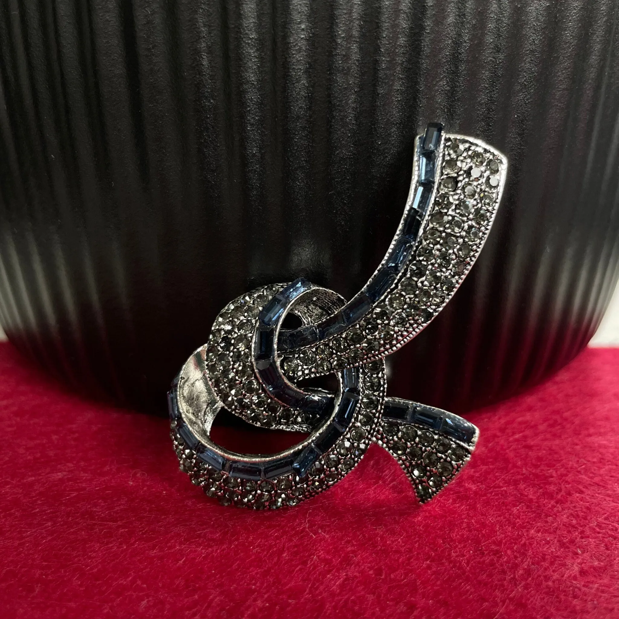 Blue sapphire ribbon bow silver pin brooch