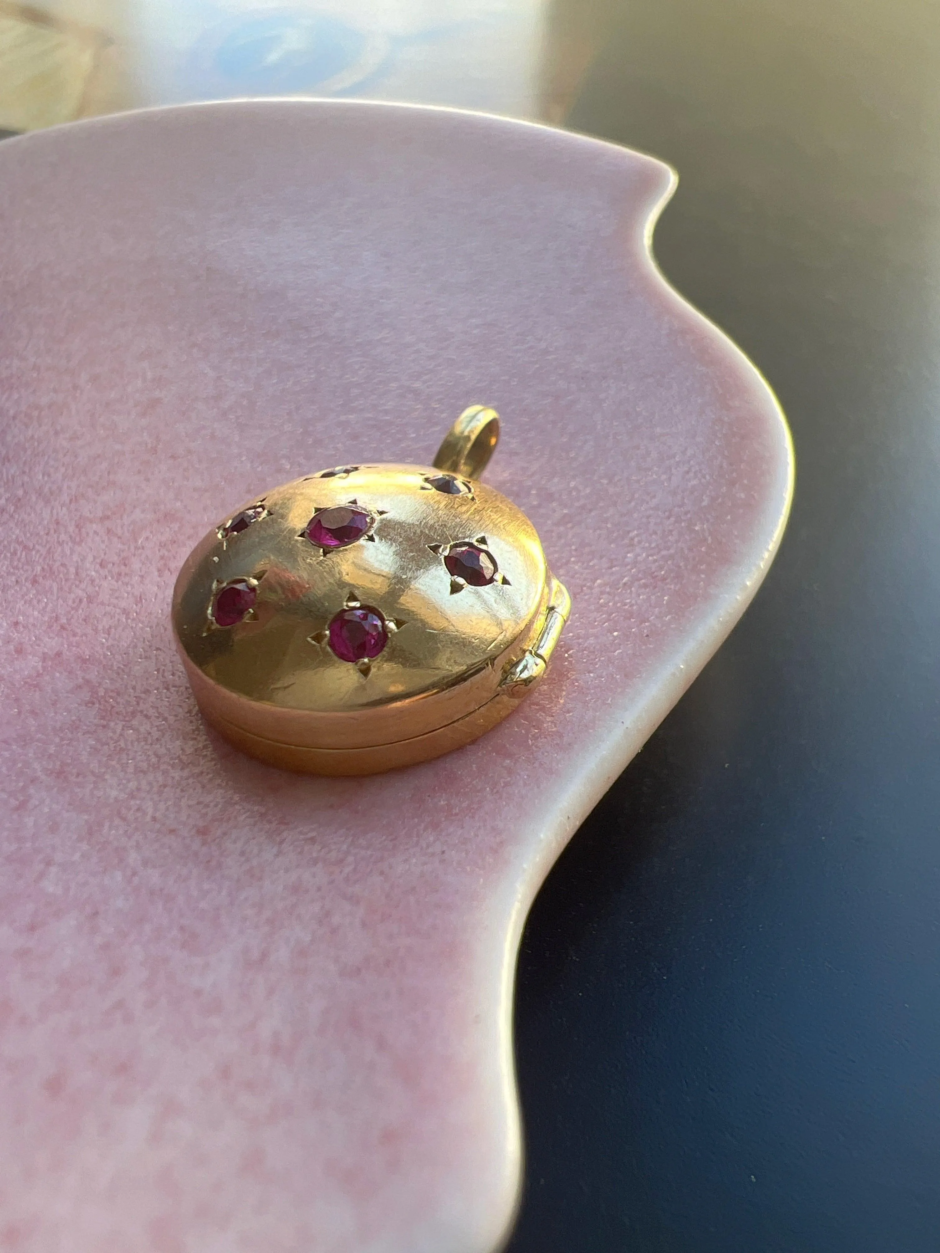Celestial French Vintage 1950s 18K gold ruby stars bombé photo locket