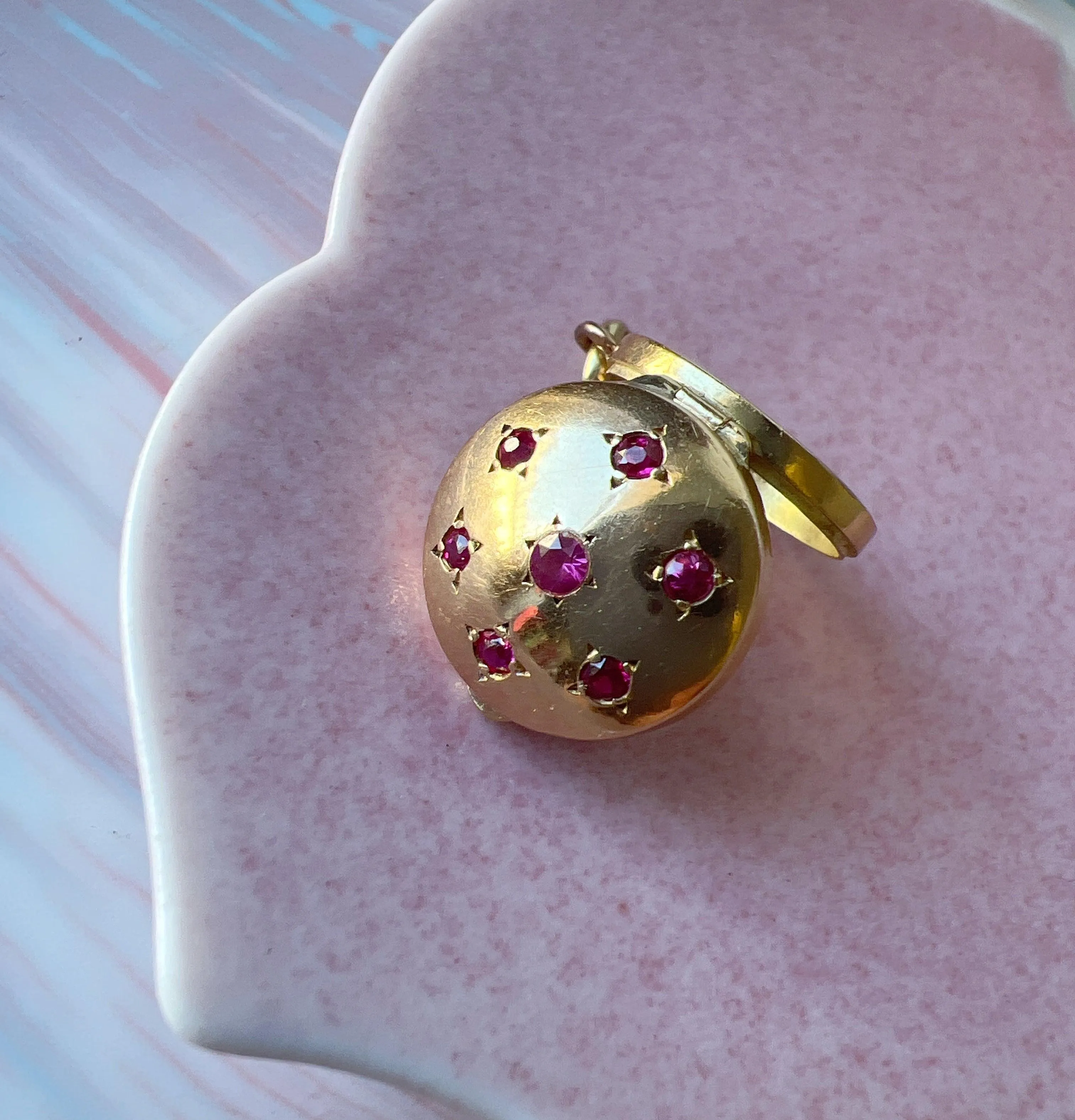Celestial French Vintage 1950s 18K gold ruby stars bombé photo locket