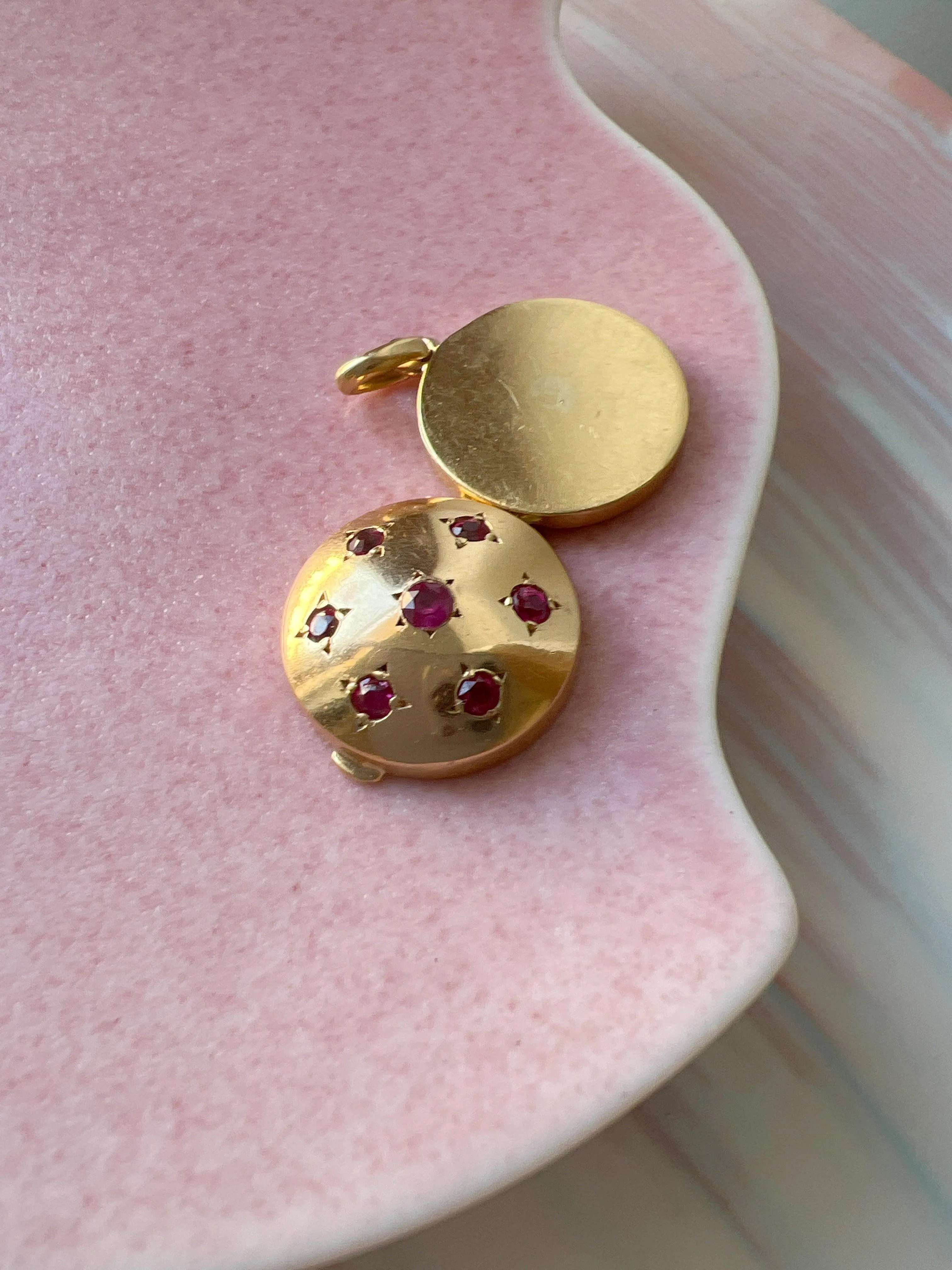 Celestial French Vintage 1950s 18K gold ruby stars bombé photo locket