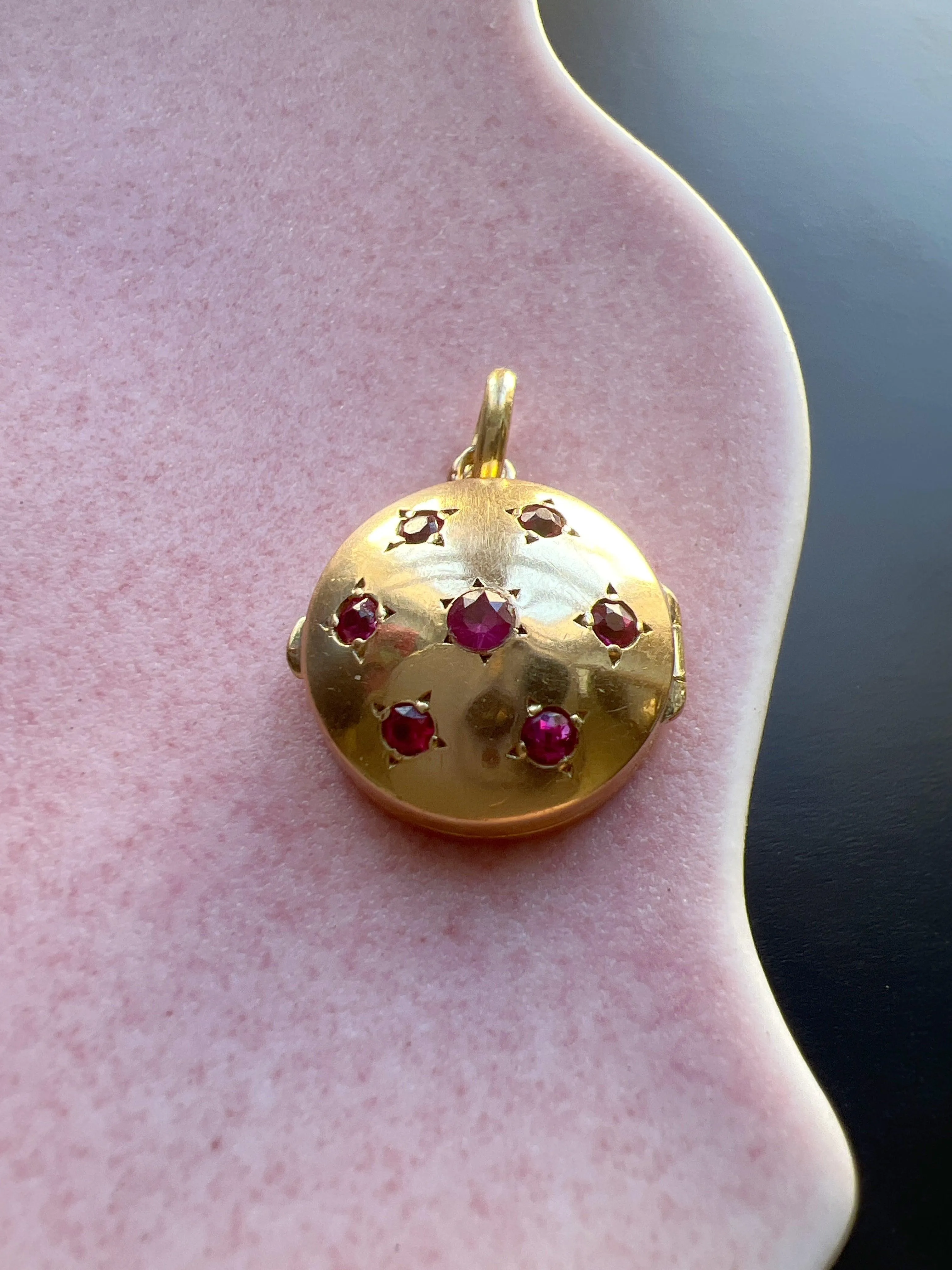 Celestial French Vintage 1950s 18K gold ruby stars bombé photo locket