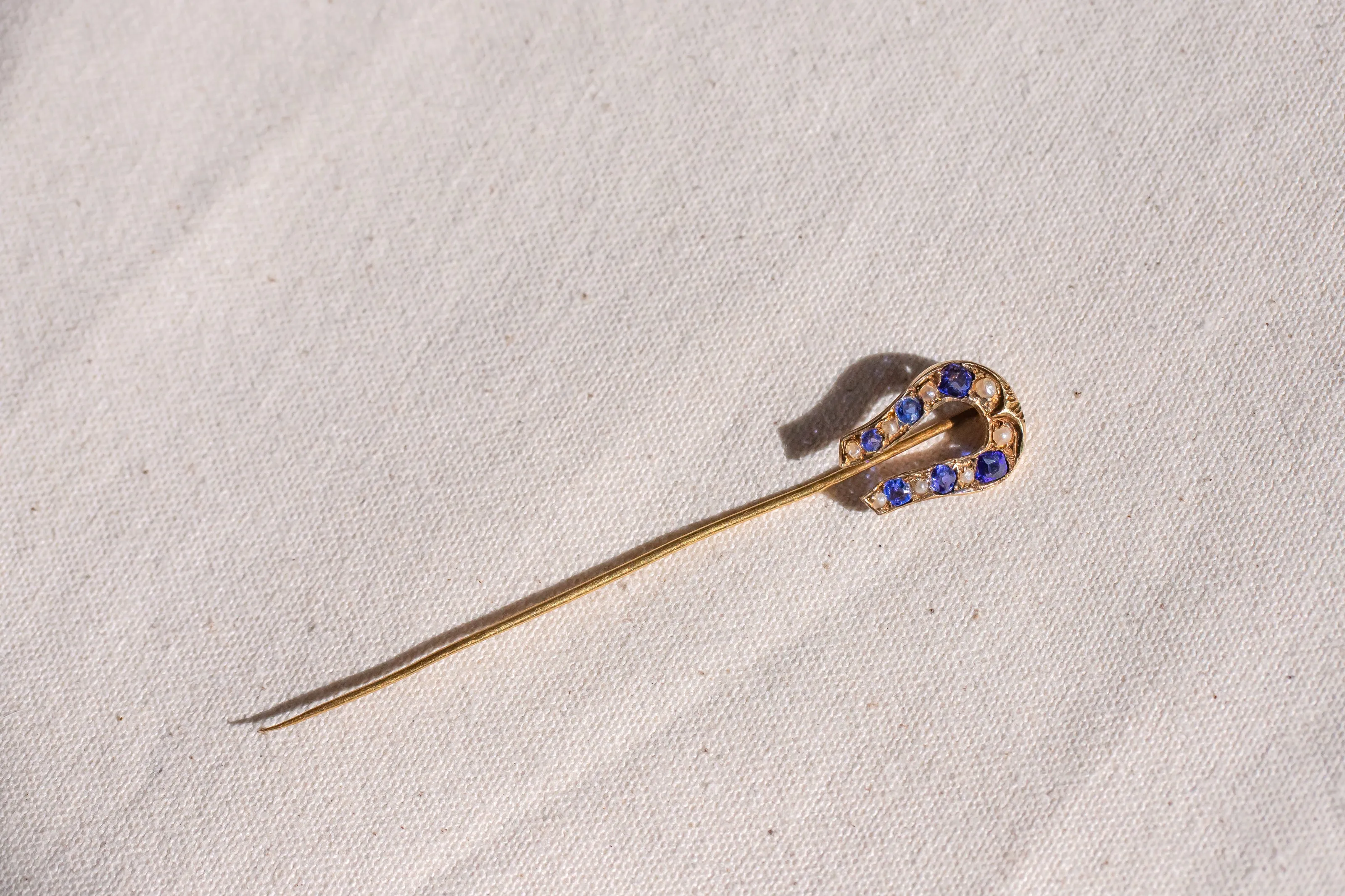 Early Victorian High Karat Gold 0.78 CTW Cornflower Spinel & Seed Pearl Horseshoe Stick Pin
