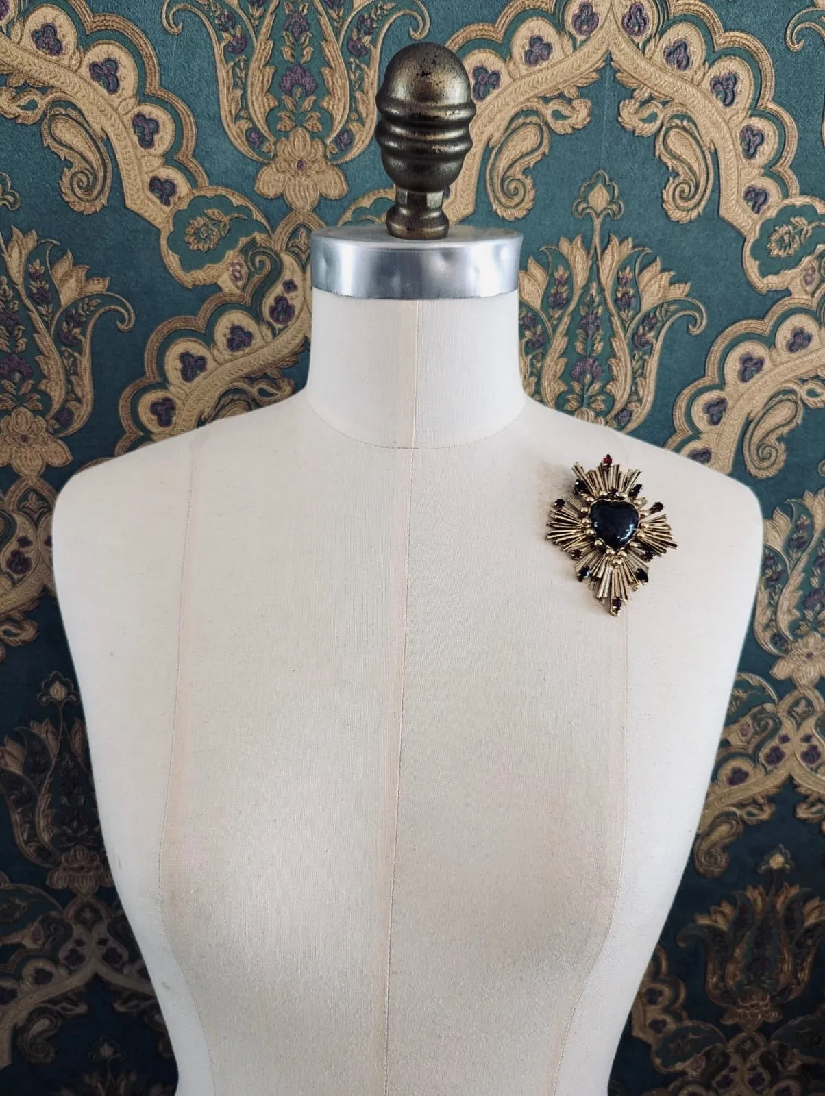 Sacro Cuore Lucia Heart Brooch
