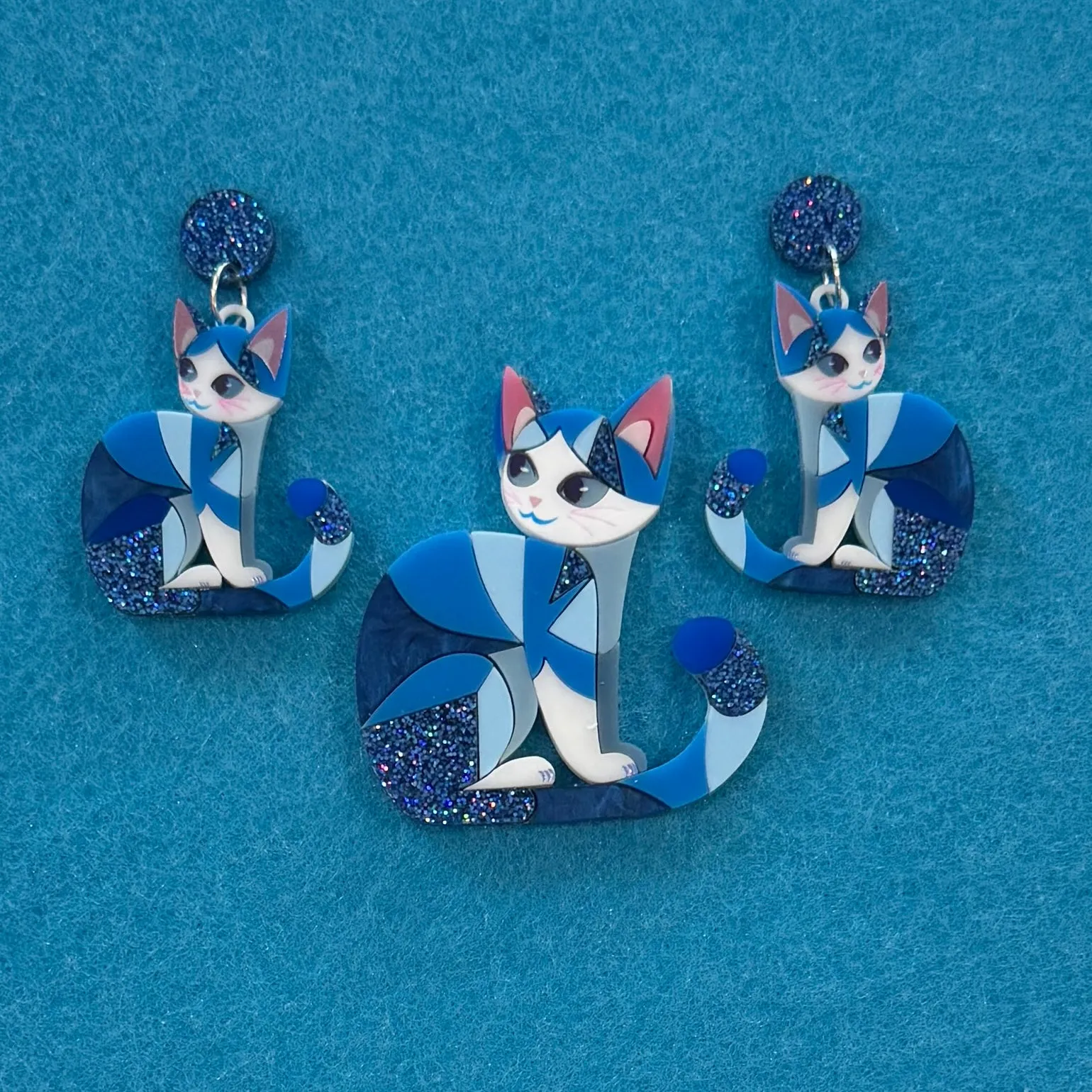 Sapphire 🩵 cat - Brooch