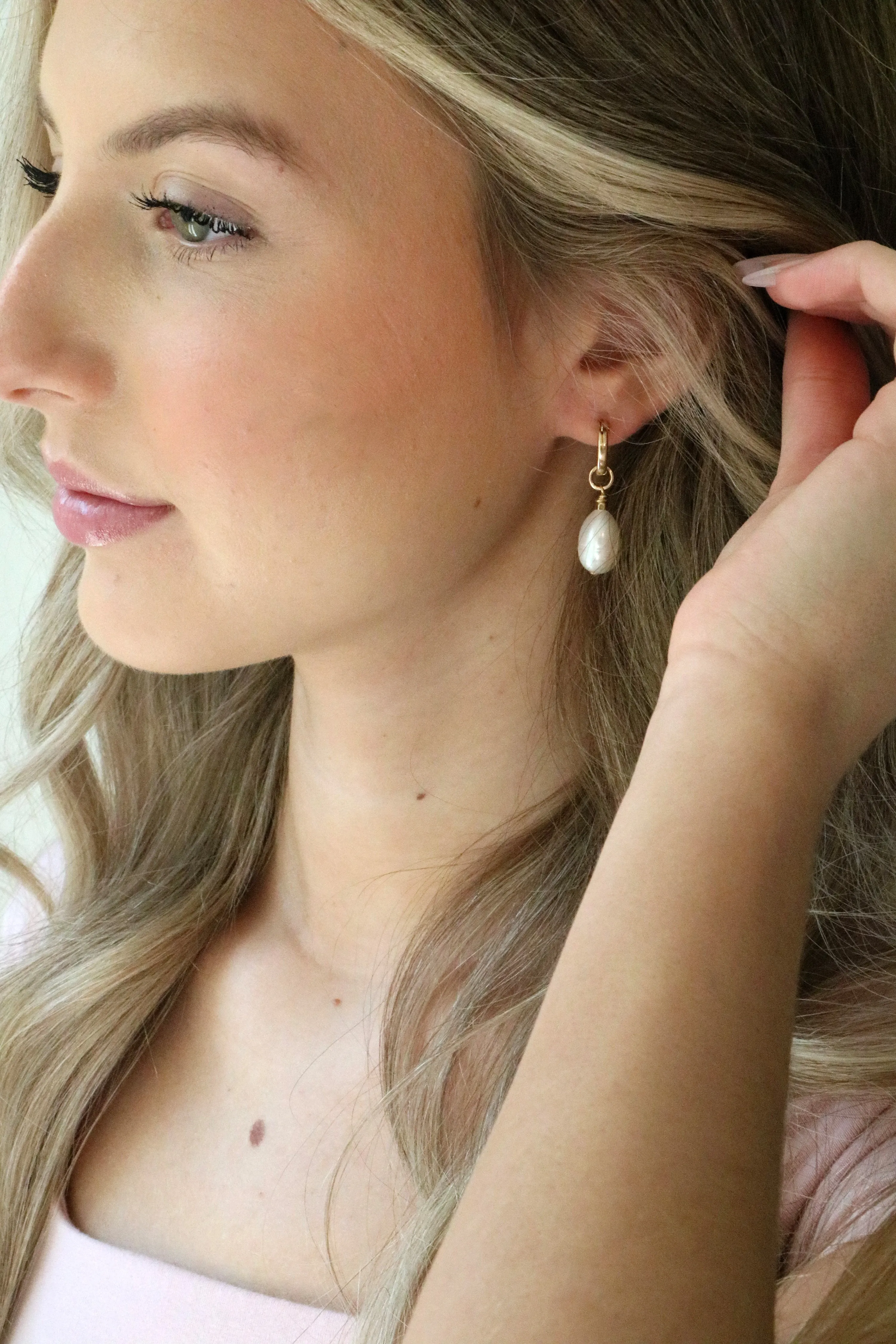 solitaire freshwater pearl hoops { gold   silver }