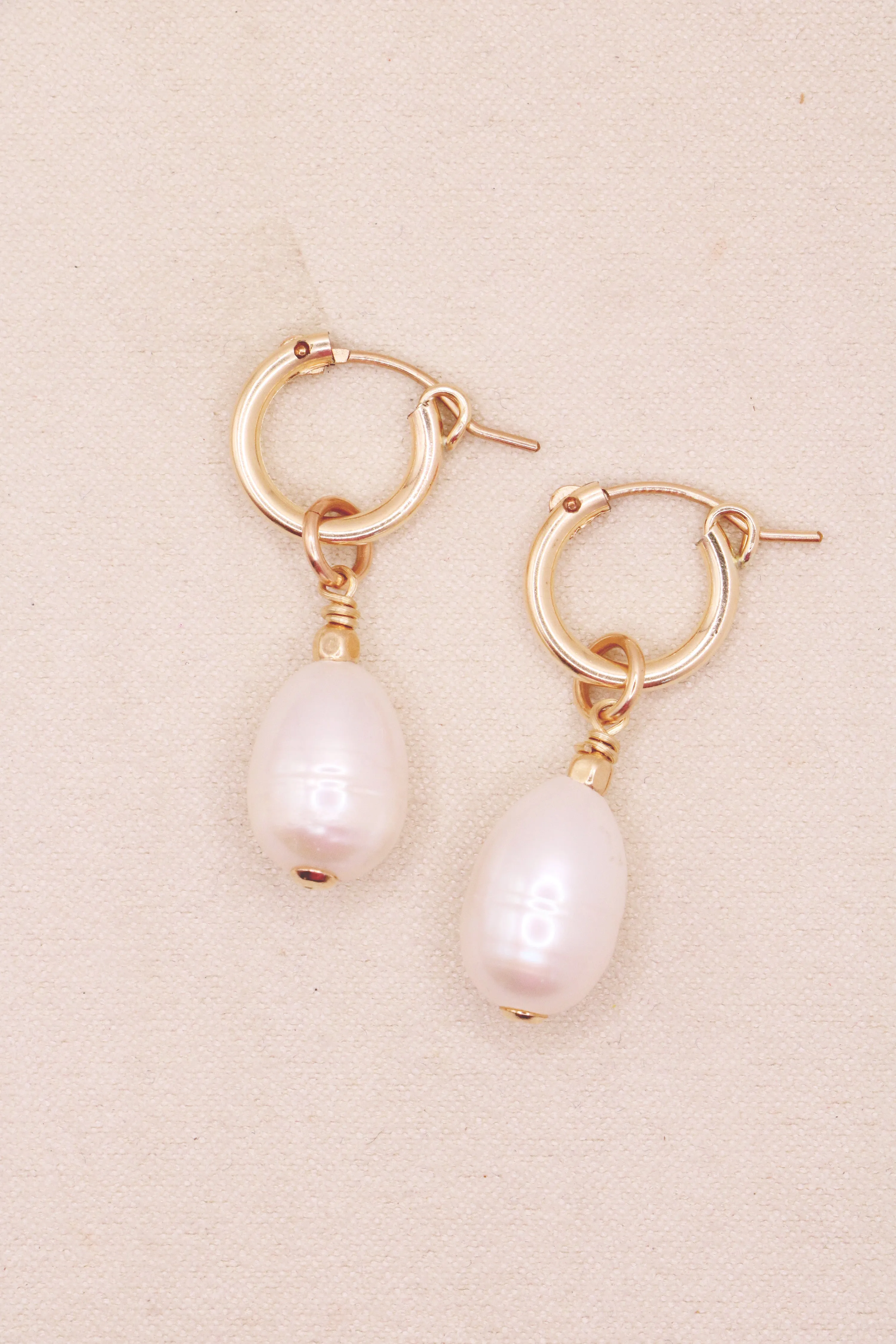 solitaire freshwater pearl hoops { gold   silver }