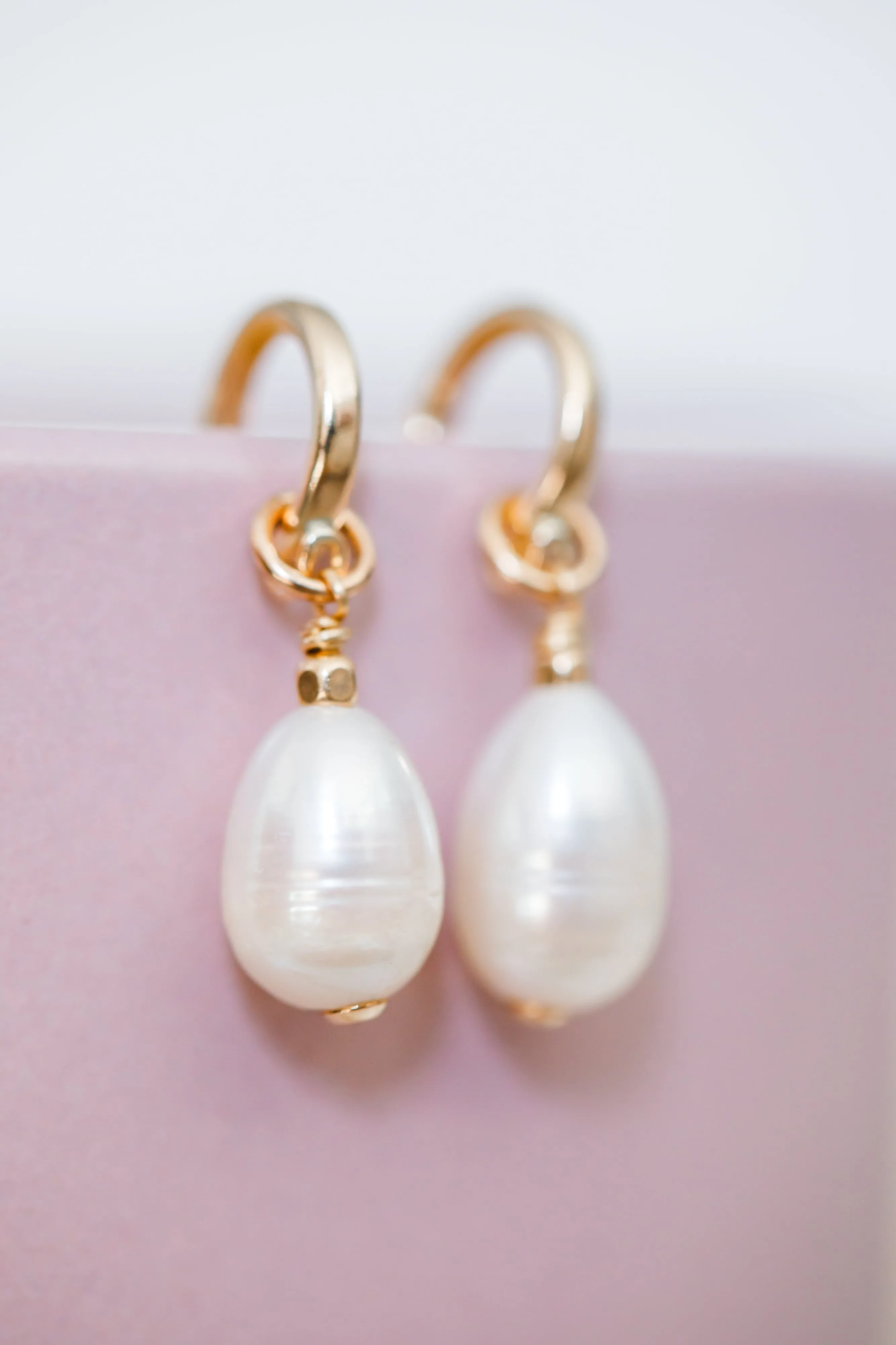 solitaire freshwater pearl hoops { gold   silver }