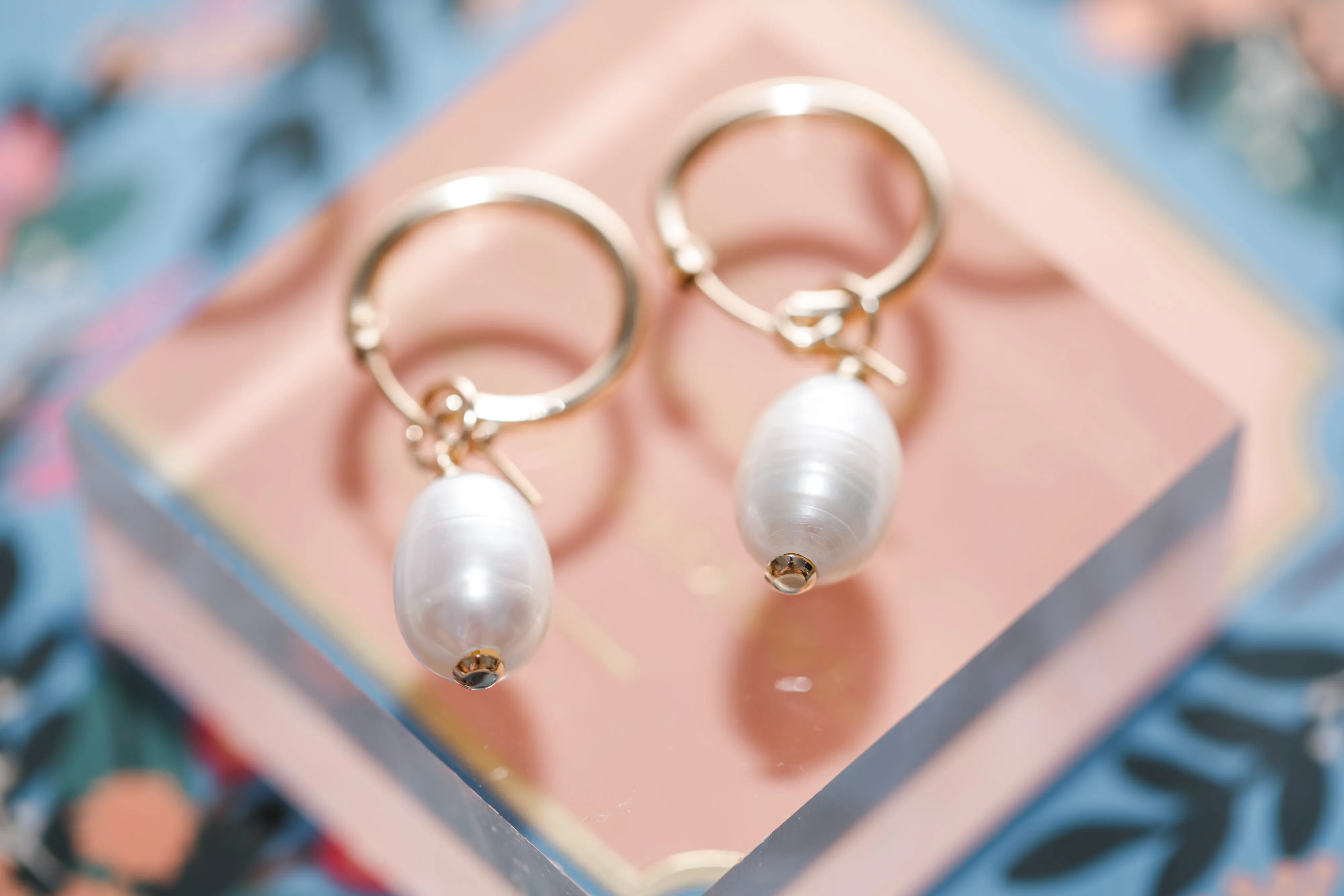 solitaire freshwater pearl hoops { gold   silver }