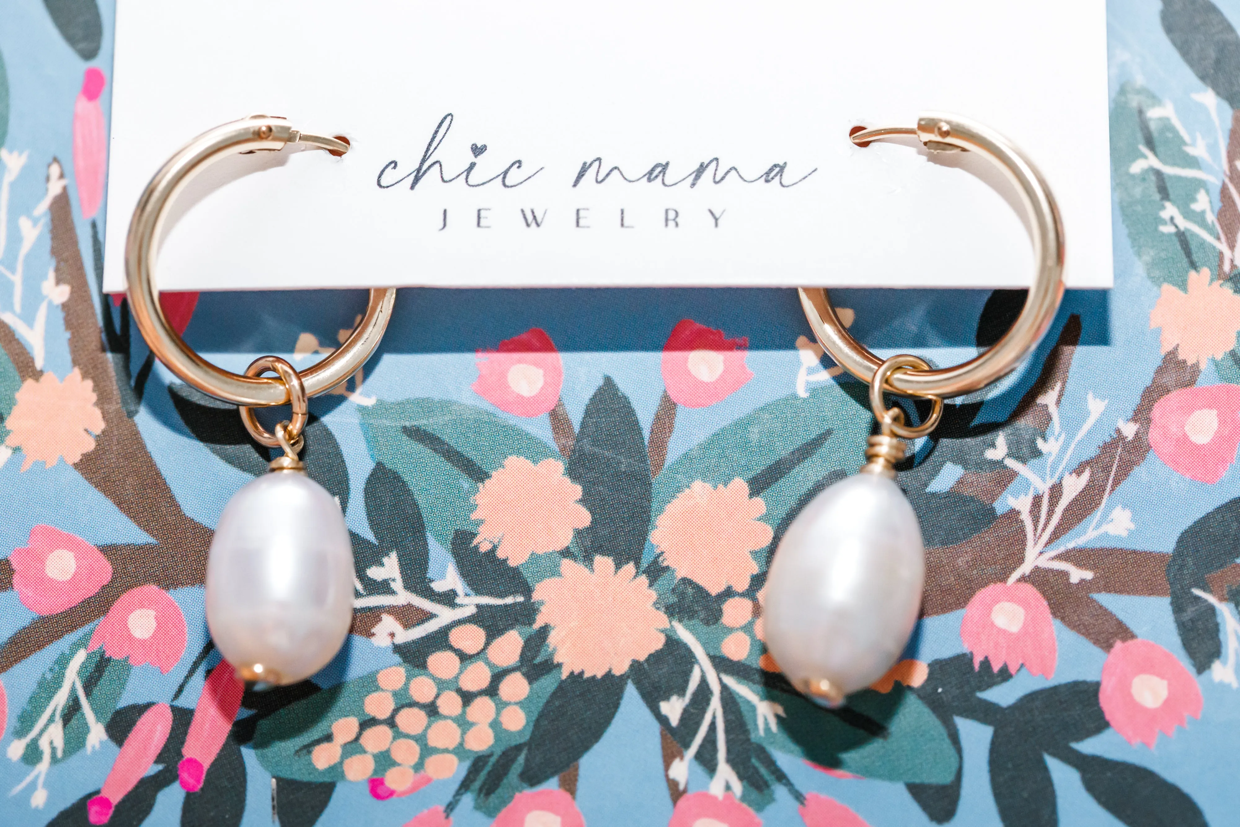 solitaire freshwater pearl hoops { gold   silver }