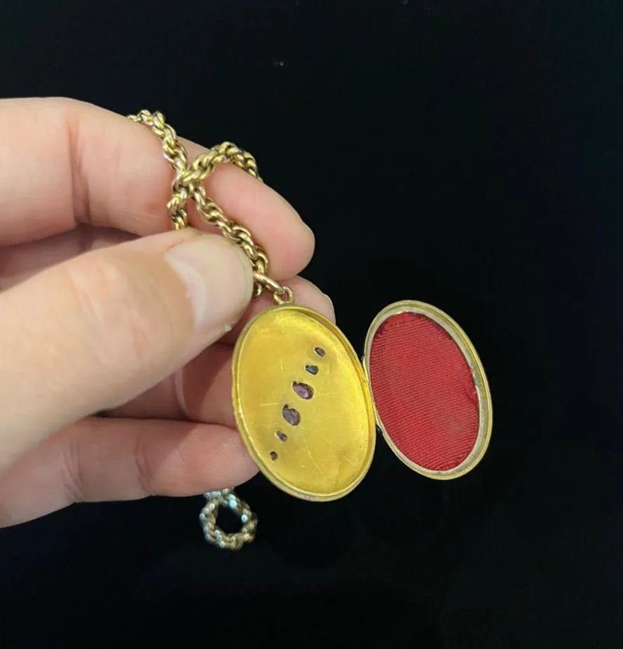 Victorian 15ct Yellow Gold REGARD Oval Locket