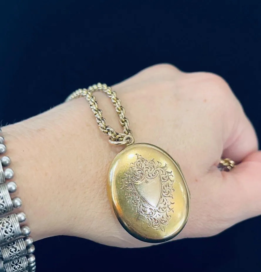 Victorian 15ct Yellow Gold REGARD Oval Locket