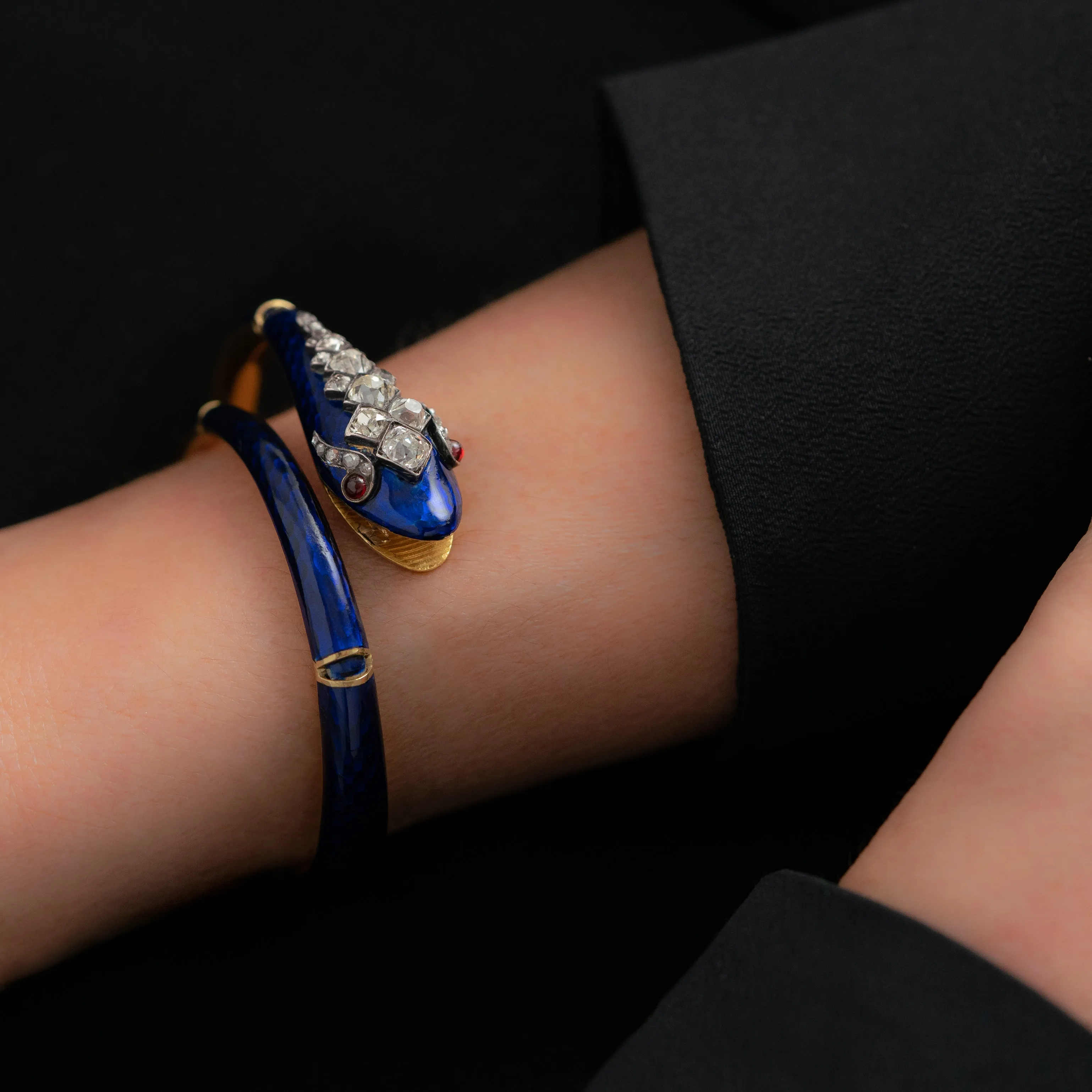 VICTORIAN 18K YELLOW GOLD, BLUE ENAMEL AND 3.0CTS OLD MINE CUT DIAMOND SNAKE WRAP BRACELET c.1880