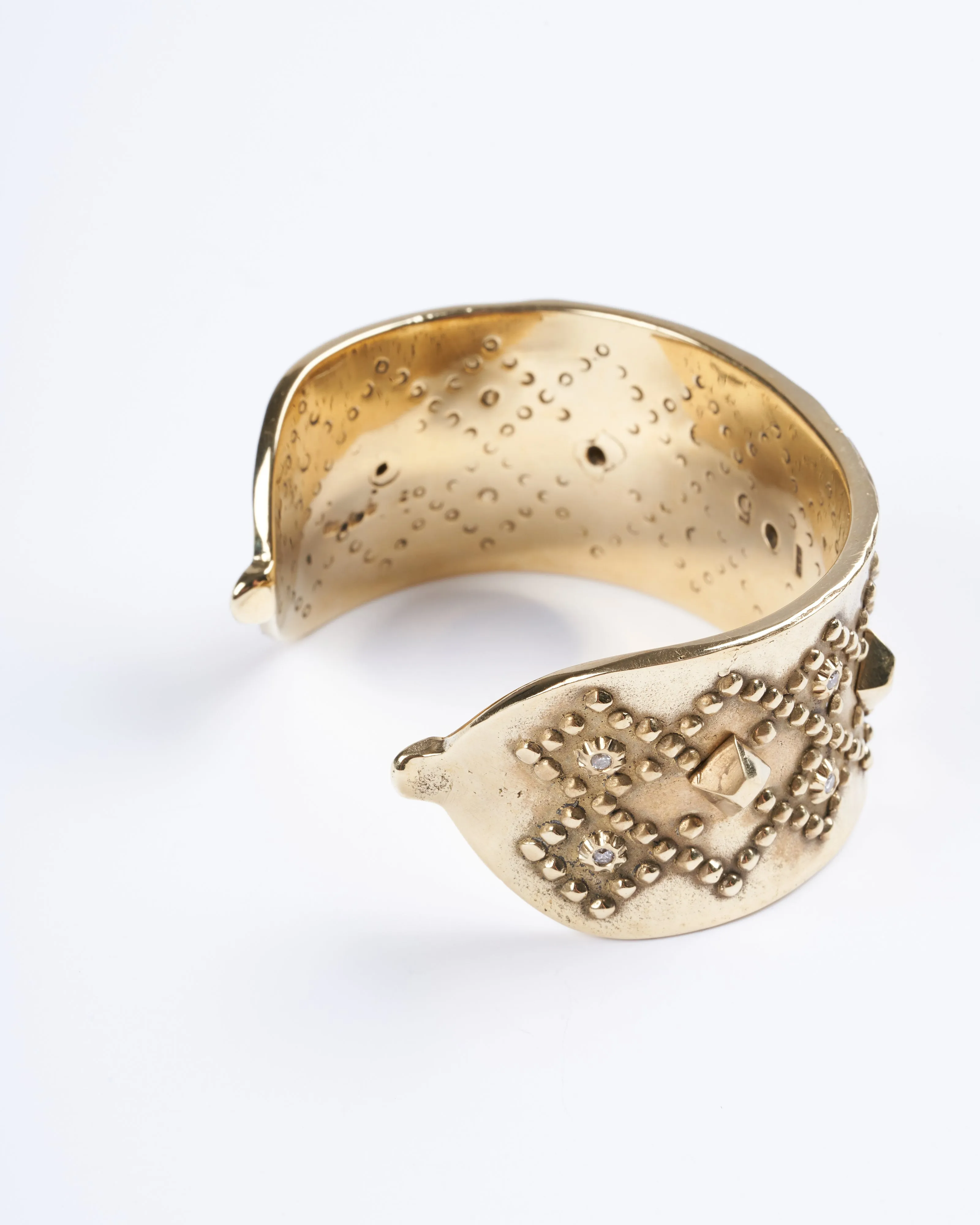 wide diamondback pyramid cuff champagne diamonds - bronze